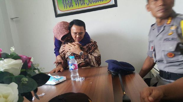 Raut Sedih di Wajah Ahok dan Pelukan Kakak Angkat Usai Sidang