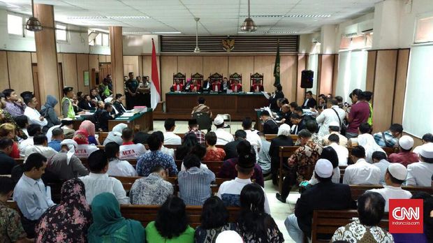 Live: Gelar Sidang Perdana Ahok