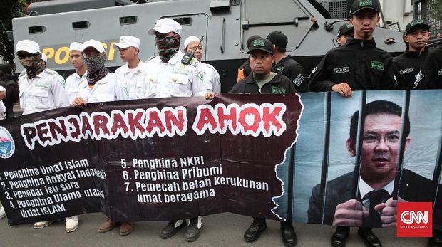 Live: Gelar Sidang Perdana Ahok