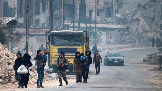 Warga Aleppo mulai mengungsi setelah pasukan pemberontak dipukul mundur. (Reuters/Abdalrhman Ismail)