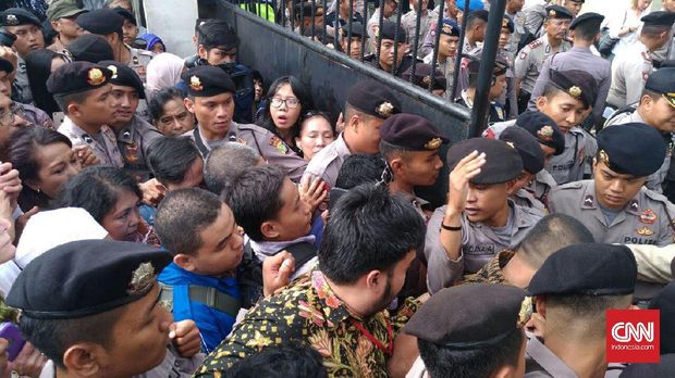 Live: Gelar Sidang Perdana Ahok