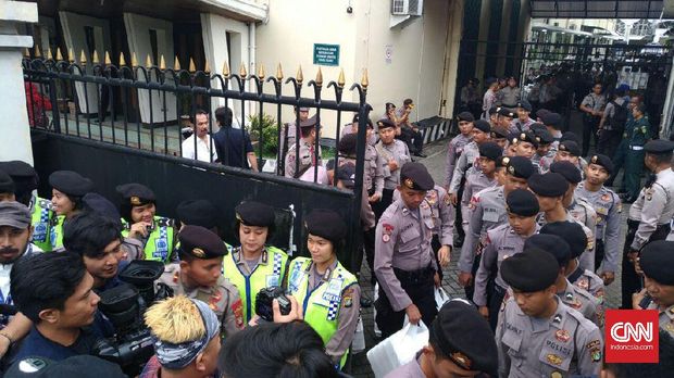 Polisi yang memeriksa keamanan menjelang sidang Ahok.