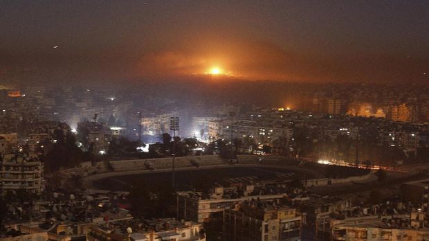 Tepat jam 12 malam generator listrik dimatikan sehingga warga kota Aleppo harus hidup dalam kegelapan.