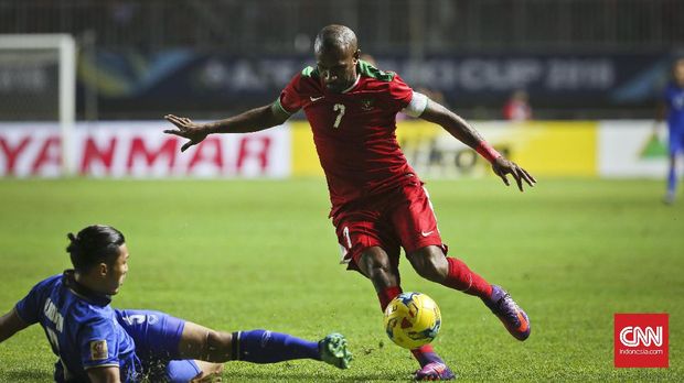 Boaz Solossa (kanan) diplot menjadi gelandang serang dalam laga Timnas Indonesia kontra Suriah U-23.