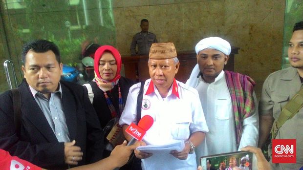 Novel Chaidir Hasan (kanan) didampingi Aliansi Cinta Tanah Air pernah melaporkan Gubernur DKI Jakarta nonaktif Basuki Tjahaja Purnama ke Bareskrim.