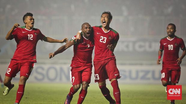 Hansamu Yama (kedua dari kanan) turut mengantarkan Indonesia menjadi 'runner-up' Piala AFF 2016.