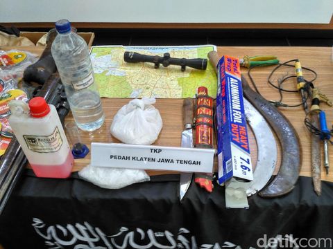  Rilis penangkapan terduga teroris terkait bom bekasi di Mabes Polri, Kamis (15/12/2016)