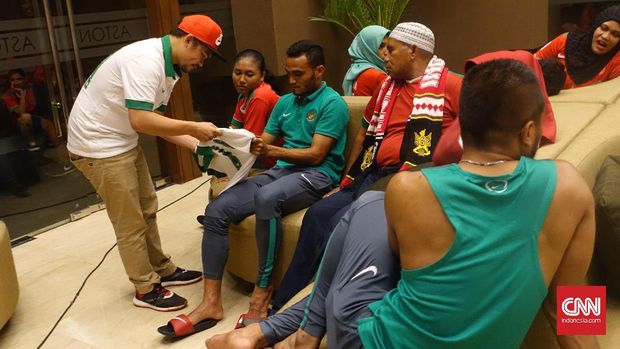 Rizky Pora juga meladeni permintaan penggemar di sela kunjungan kerabat.