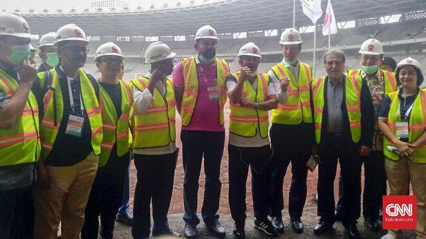 Perwakilan OCA meninjau renovasi Stadion Utama Gelora BUng Karno, Jakarta, 14 Desember 2016. Perwakilan OCA terdiri antara lain Direktur Protokol Abdulla Yousef Al Mulla (enam dari kiri), dan anggota kehormatan OCA Gen Souhail Khoury (ketiga dari kanan). Mereka didampingi antara lain oleh Direktur Departemen Venue INASGOC Hary Warga Negara (kedua dari kanan). (CNN Indonesia/Titi Fajriyah)
