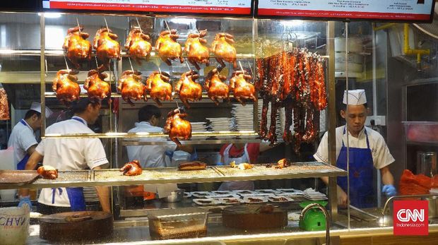 Penggantungan ayam akan membuat minyak ayam turun dan menyisakan kulit yang garing serta penuh aroma. (CNN Indonesia/Abraham Utama)