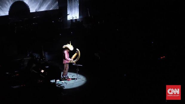 Alat musik daerah seperti Sasando, mengiringi lagu-lagu di konser KLa Project.