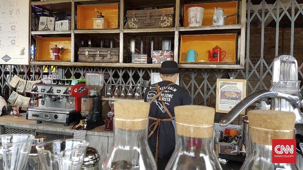 Di lantai dasar The Parlor, pengunjung bisa melepas lelah sembari kongko di coffee bar. Dengan cekatan, sang barista membuatkan secangkir kopi panas untuk menemani sore. 
