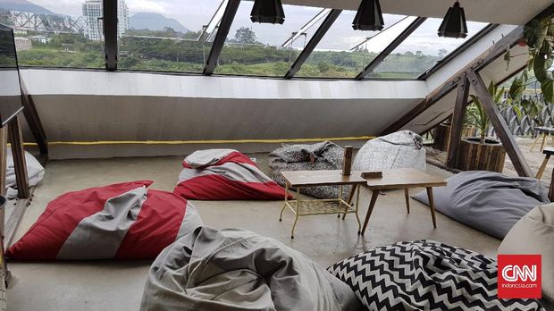 Bagi pengunjung yang ingin bersantai sambil menikmati alam, di lantai paling atas ada balkon unik, seperti loteng berbentuk segitiga dengan jendela kaca. Di lantainya, dilengkapi bean bag empuk supaya pengunjung bisa duduk lesehan sambil menikmati suasana bukit.