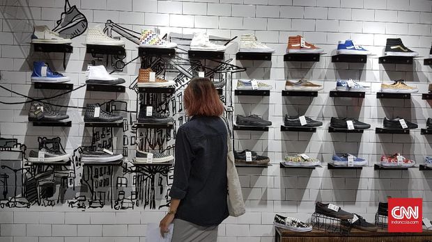 The Parlor diambil dari bahasa Prancis yang berarti ruang tamu. Layaknya ruang tamu di sebuah rumah, The Parlor siap menerima dan menjamu para pengunjung, terutama si kreatif.