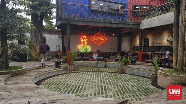 The Parlor menempati area seluas kurang lebih lima ribu hektare. Terdiri dari tiga lantai, terdapat banyak ruang untuk kongko, makan-makan, berbelanja atau berkumpul dengan para pegiat hobi dan anggota komunita