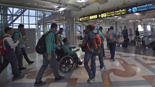 Andik Vermansah tiba di Bangkok menggunakan kursi roda.