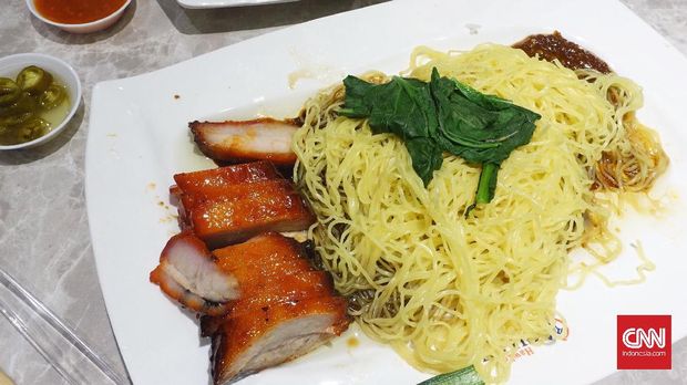 Ayam saus soya terasa sangat menggoda dengan resapan bumbu yang dalam.