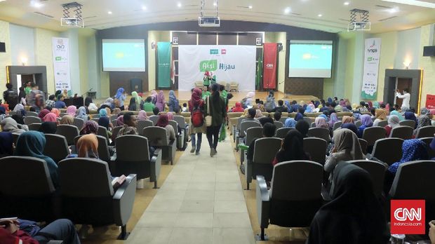 Seminar Aksi Hijau yang diselenggarakan di Conventional Hall UIN Sunan Kalijaga, Yogyakarta pada Jumat (16/12) mendapat antusiasme tinggi oleh mahasiswa dari berbagai kampus. Bahkan saat acara dimulai, banyak di antaranya terpaksa duduk di lantai karena kapasitas ruangan sudah penuh.