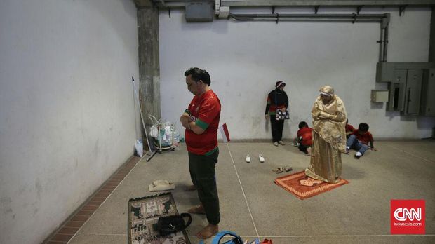 Suporter Indonesia tak melupakan ibadah meski sedang berada di Stadion. 