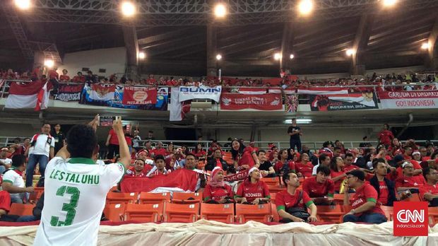Suporter Indonesia terus menyanyikan yel mendukung para pasukan Garuda. (CNNIndonesia/Jun Mahares)