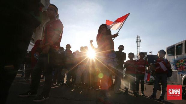 Suporter timnas Indonesia telah datang ke Stadion Rajamangala dan siap memberikan dukungan. 