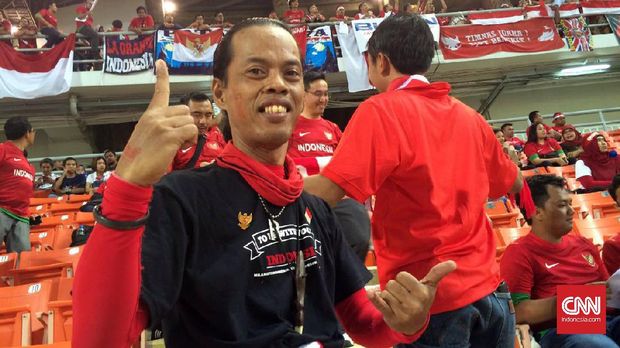 Ronaldikin, pria mirip Ronaldinho ikut menyaksikan laga timnas Indonesia di Bangkok. (CNNIndonesia.com/Jun Maharez)