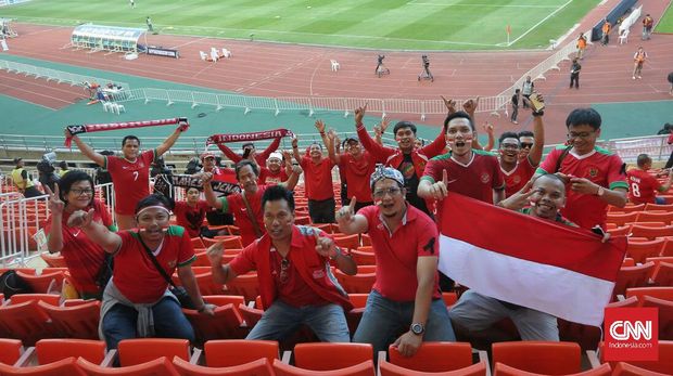 Suporter Indonesia di stadion Rajamangala mengenakan kostum warna merah. 