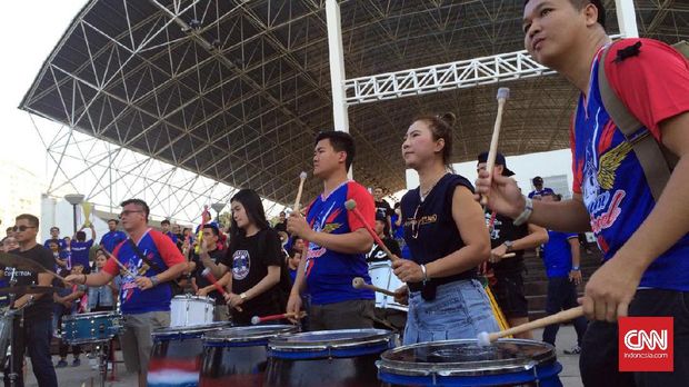 Suporter Thailand mengenakan baju berwarna biru. 