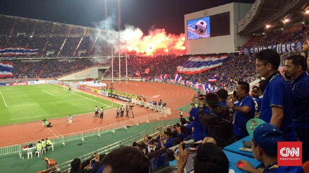 Pendukung Thailand menyalakan suar merayakan gol Siroch Chattong. 