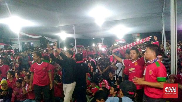 Suasana nonton bareng di halaman Kemenpora. 