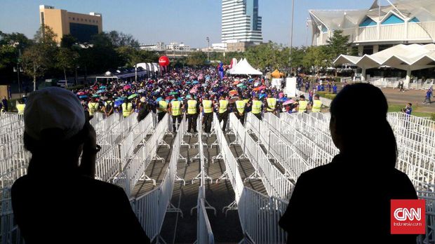 Jalur terpisah membuat penonton 'dipaksa' untuk memasuki stadion dengan teratur. 
