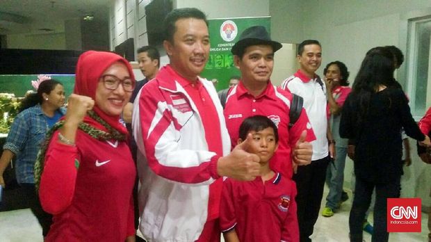 Menpora Imam Nahrawi mengajak keluarga untuk nonbar di halaman Kementerian. 