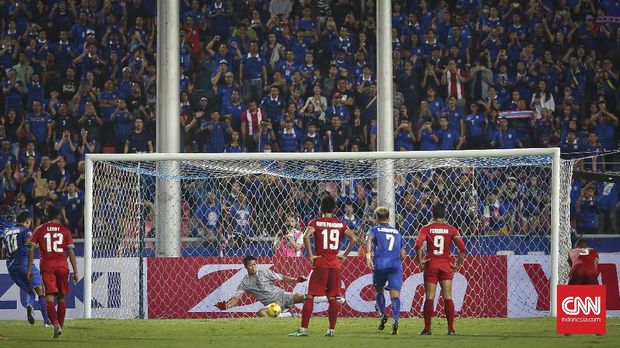 Istri Kurnia Meiga membantah rumor kiper Arema FC itu meninggal.