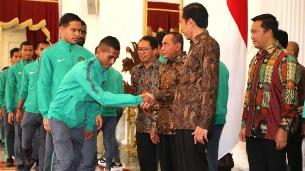 Abduh Lestaluhu menjadi bagian dari Timnas Indonesia yang finis sebagai runner-up di Piala AFF 2016.