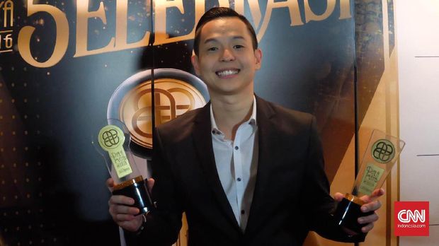 Ernest Prakasa memegang Piala Maya yang diraihnya tahun ini.