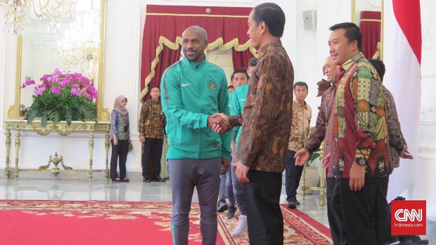 Presiden Joko Widodo menyalami kapten Indonesia, Boaz Solossa.