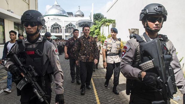 Gubernur DKI Jakarta nonaktif Basuki Tjahaja Purnama (tengah) dikawal petugas Kepolisian bersenjata lengkap seusai menjalani sidang lanjutan kasus dugaan penistaan agama di PN Jakarta Utara, Jakarta, Selasa (20/12).