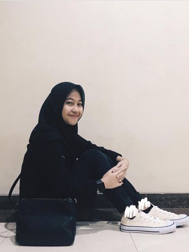 Foto: Gaya Hijab Kasual Si Manis Putri Mendiang Uje, Adiba Khanza Az-Zahra
