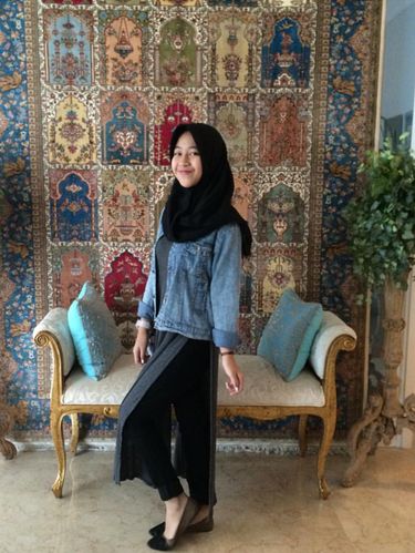 Foto: Gaya Hijab Kasual Si Manis Putri Mendiang Uje, Adiba Khanza Az-Zahra