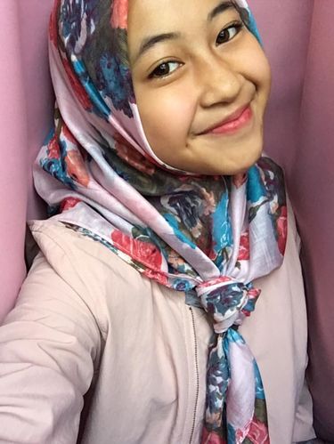 Foto: Gaya Hijab Kasual Si Manis Putri Mendiang Uje, Adiba Khanza Az-Zahra