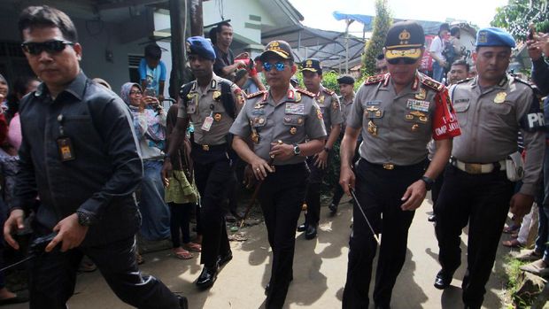 Kapolri Jendral Pol Tito Karnavian (tengah) didampingi Kapolda Metro Jaya Irjen Pol M Iriawan