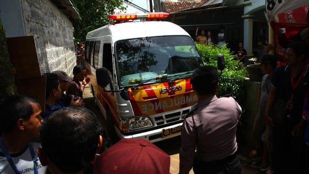 Kepolisian menyiagakan empat ambulans di lokasi penggrebekan terduga teroris di Kampung Curug, Tangerang Selatan.