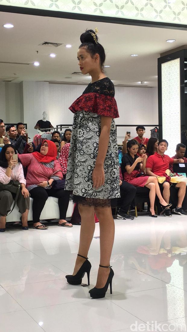 Ivan Gunawan Angkat Pesona Batik Kudus untuk Busana Natal Ivan Gunawan Angkat Pesona Batik Kudus untuk Busana Natal