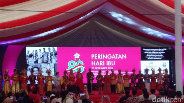 Dikelilingi Perempuan Saat Pidato Acara Hari Ibu, Jokowi Minta Izin ke Iriana