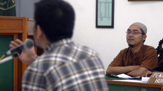 Muhammad Bahrun Naim saat menjalani sidang di Pengadilan Negeri Solo, 21 Februari 2011. (ANTARA FOTO/SOLOPOS/Burhan Aris Nugraha)