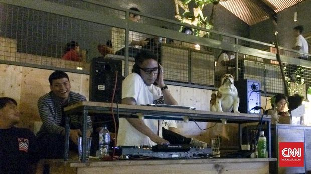 Di restoran Three Buns, pengunjung bisa menikmati burger sembari diiringi permainan DJ.