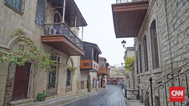 Old City merupakan kawasan kota tua yang menjadi destinasi utama kota Baku. Kawasan ini menjadi bukti perabadan Zoroastrianisme, Sasania, Arab, Shirvani, Persia, Ottoman hingga Rusia.