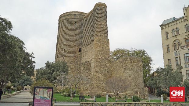 Maiden Tower merupakan salah satu bangunan kuno yang masih terjaga kelestariannya di Old City. Menara ini masuk ke dalam daftar warisan dunia UNESCO dan menjadi simbol Azerbaijan.
