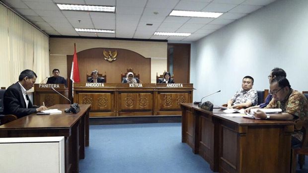 Sidang putusan sengketa informasi dana sumbangan Alfamart di Komisi Informasi Pusat, Jakarta (19/12).