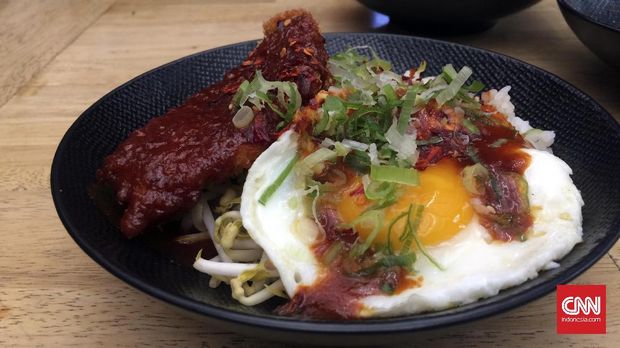 Korean clucker khas Three Buns berisi nasi dengan ayam goreng, kimchi, dan saus Korean BBQ.